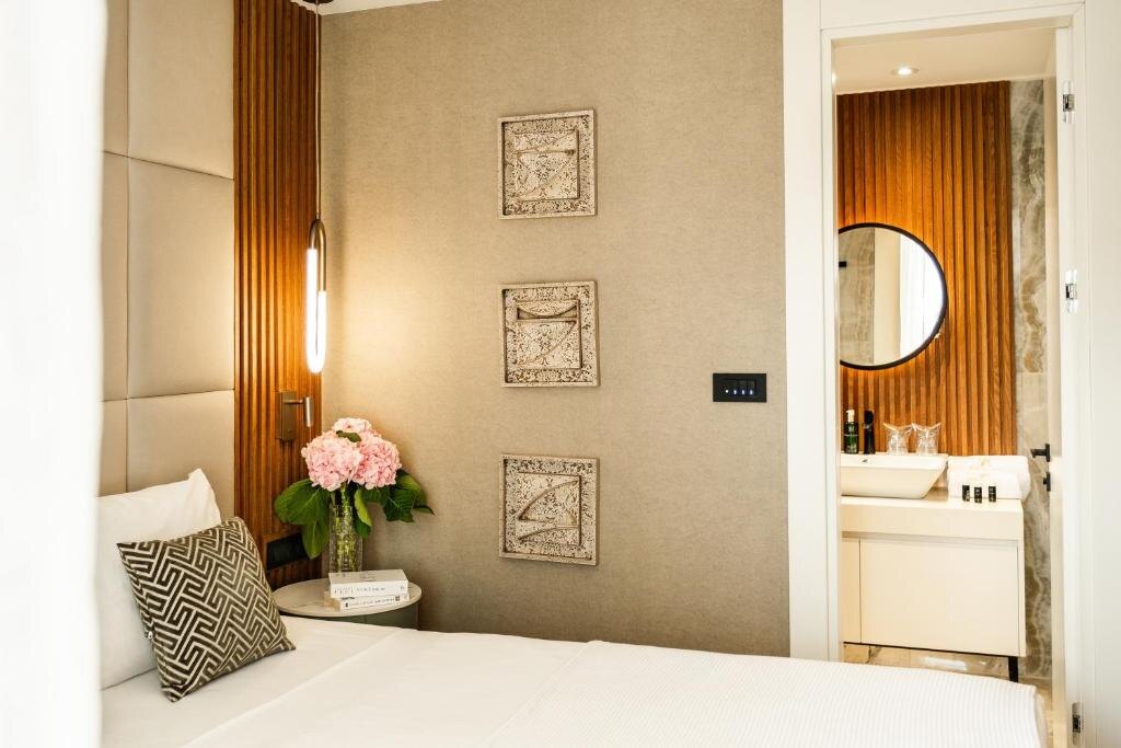 Deluxe Double Room with Side Sea View